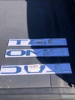 Toyota Tacoma tailgate emblems