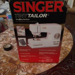 Brand New Singer Sewing Machine Tiny Taylor Model 