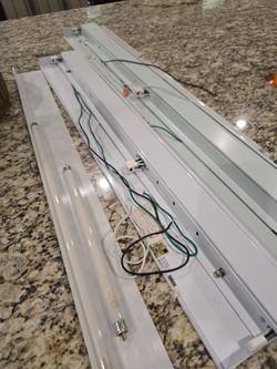 5 Under Cabinet Lights 3-32" and 2-42"
