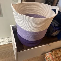 WOVEN HAMPER/BASKET