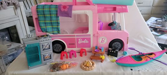 BARBIE MOTORHOME IN GREAT CONDITION COMES WITH SOME ACCESSORIES