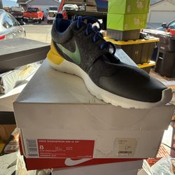 Size 8, Nike Rosherun. NM.