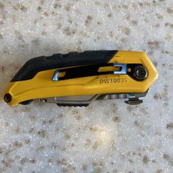 DEWALT Folding Retractable Utility Knife DW10035