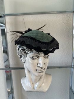 Vintage 1950s Forest Green Teardrop Fascinator Hat with Black Lace & Feathers