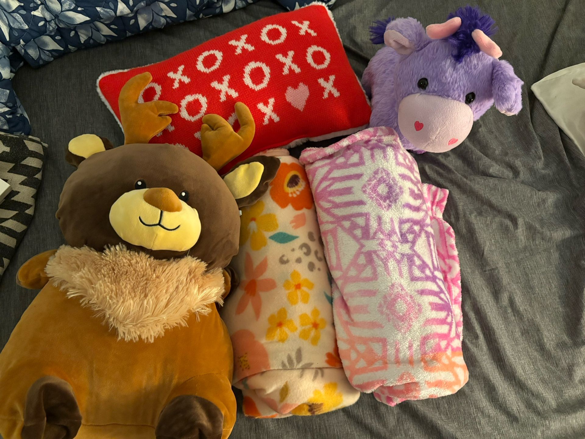 Assorted plushies + throws