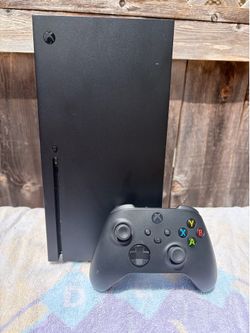 Xbox Series X w/ Controller