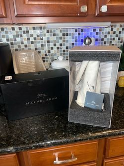 Sophisticated Michael Aram Black Orchard Paper Towel Holder