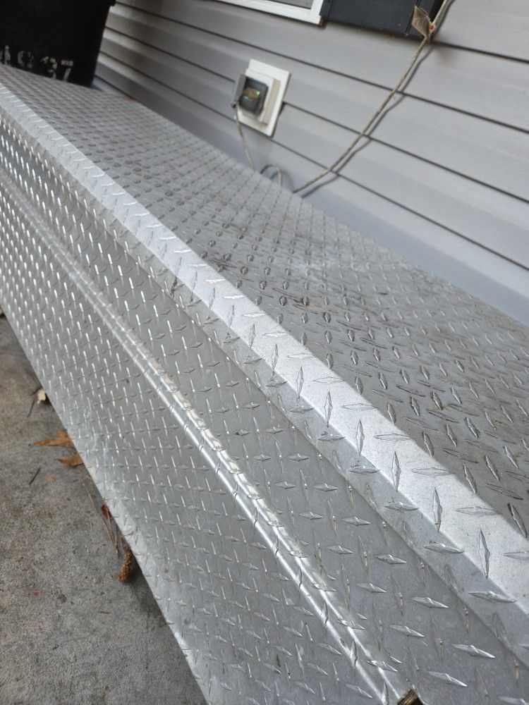 Truck box and bed rails