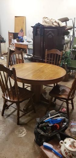 Broyhill oak table and 4 chairs paid 1199 but TOMMORROW 175 steal