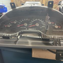  2005 Ford explorer 4X4 120k Cluster