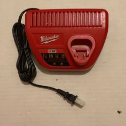 Brand New Milwaukee M12 Charger.          15 Firm on Price.           15 Firme en Precio.