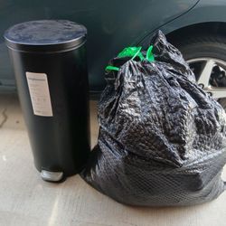 FREE 1 FULL BAG OF WOMENS CLOTHES DESIGNER NAMES, THEY ARE CLEAN, FOR 5'5" TALL WOMEN (WEIGHT 130 LBS.) PETITE MEDIUM, PANTS TOPS SHIRTS SHOES ETC.