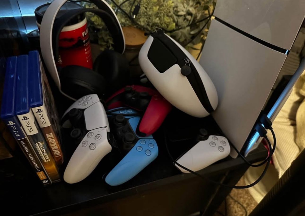 Ps5 with Portal, Headset, 4 controllers (1 dual edge) and 3 games