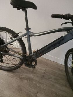 Hyper E-Ride Mountain Bike with Shimano Drivetrain
