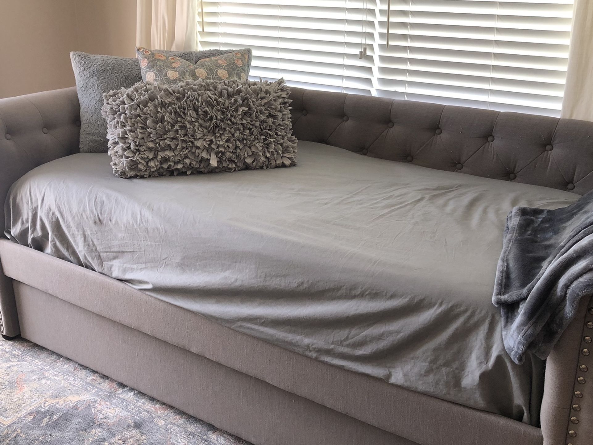 Grey Twin XL Daybed W/ Trundle for Sale in Kissimmee, FL OfferUp
