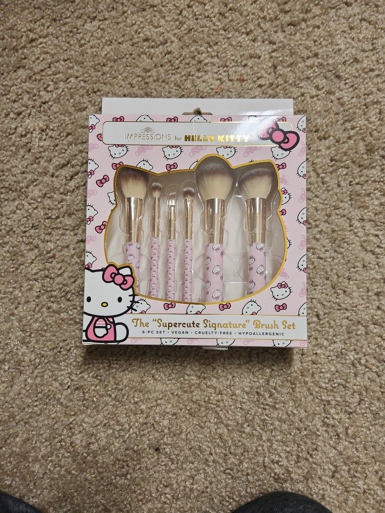 Hello Kitty 6 Piece Makeup Brushes