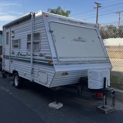 2001 Nomad Road Runner Hybrid – Sleeps 6 – Easy Tow