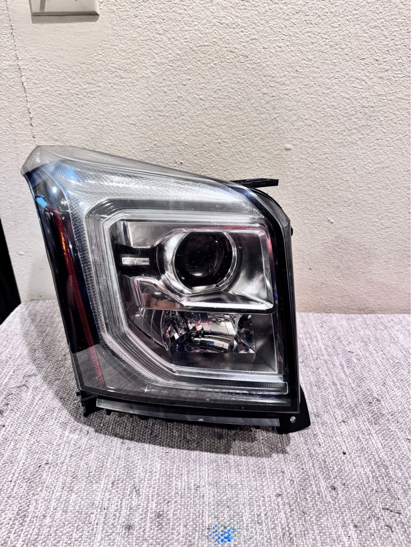 2015 to 2020 GMC YUKON RH HEADLIGHT HID