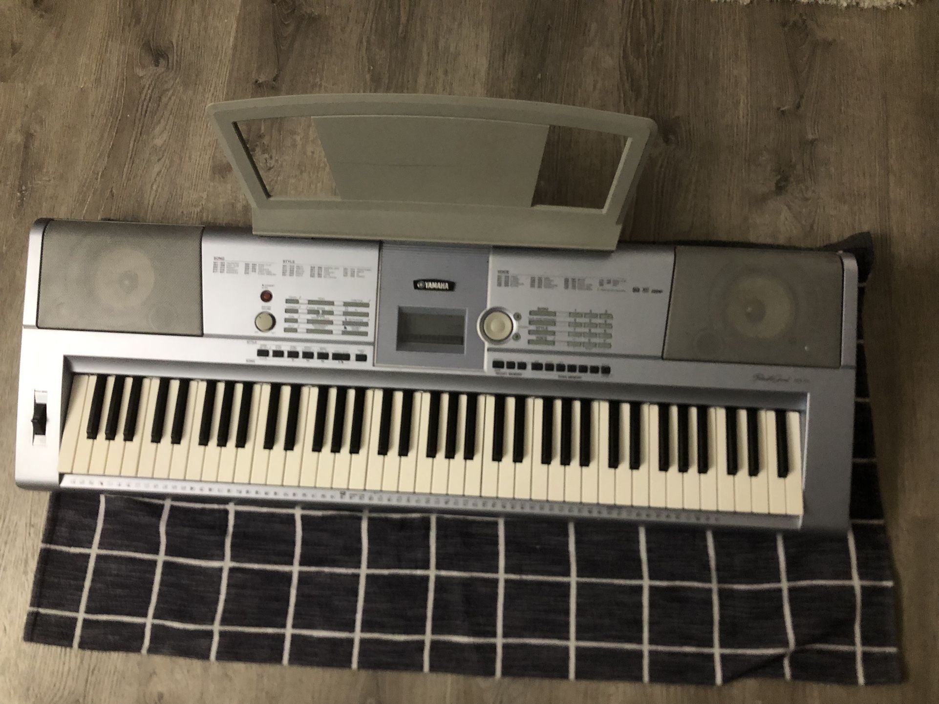 Yamaha Portable Grand DGX-203 Piano