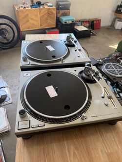 2 Technics Turntables 1200