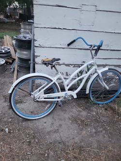 Hyper Bicycles 26" Women's Beach Cruiser in white and blue