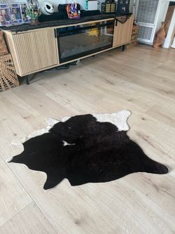 Black & White Cowhide Accent Rug – Natural Hide