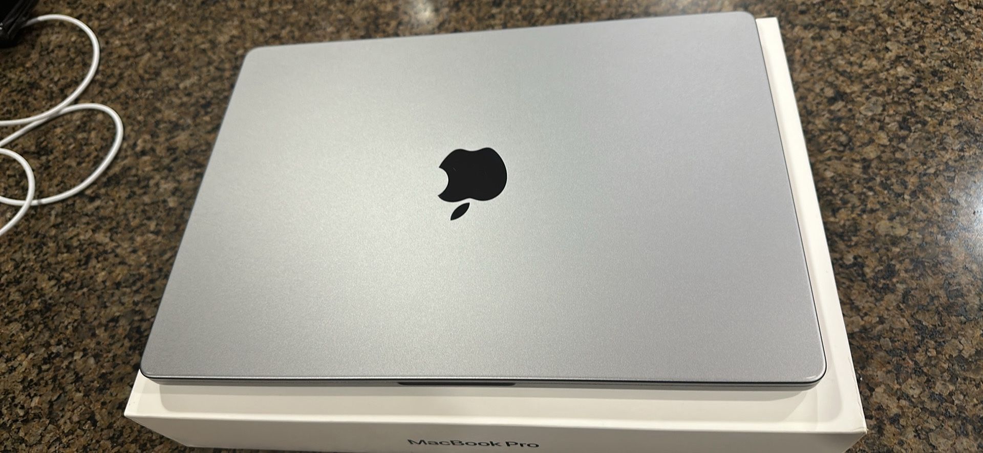 Apple macbook pro M1 14 inch 512 ssd 16 gb ram