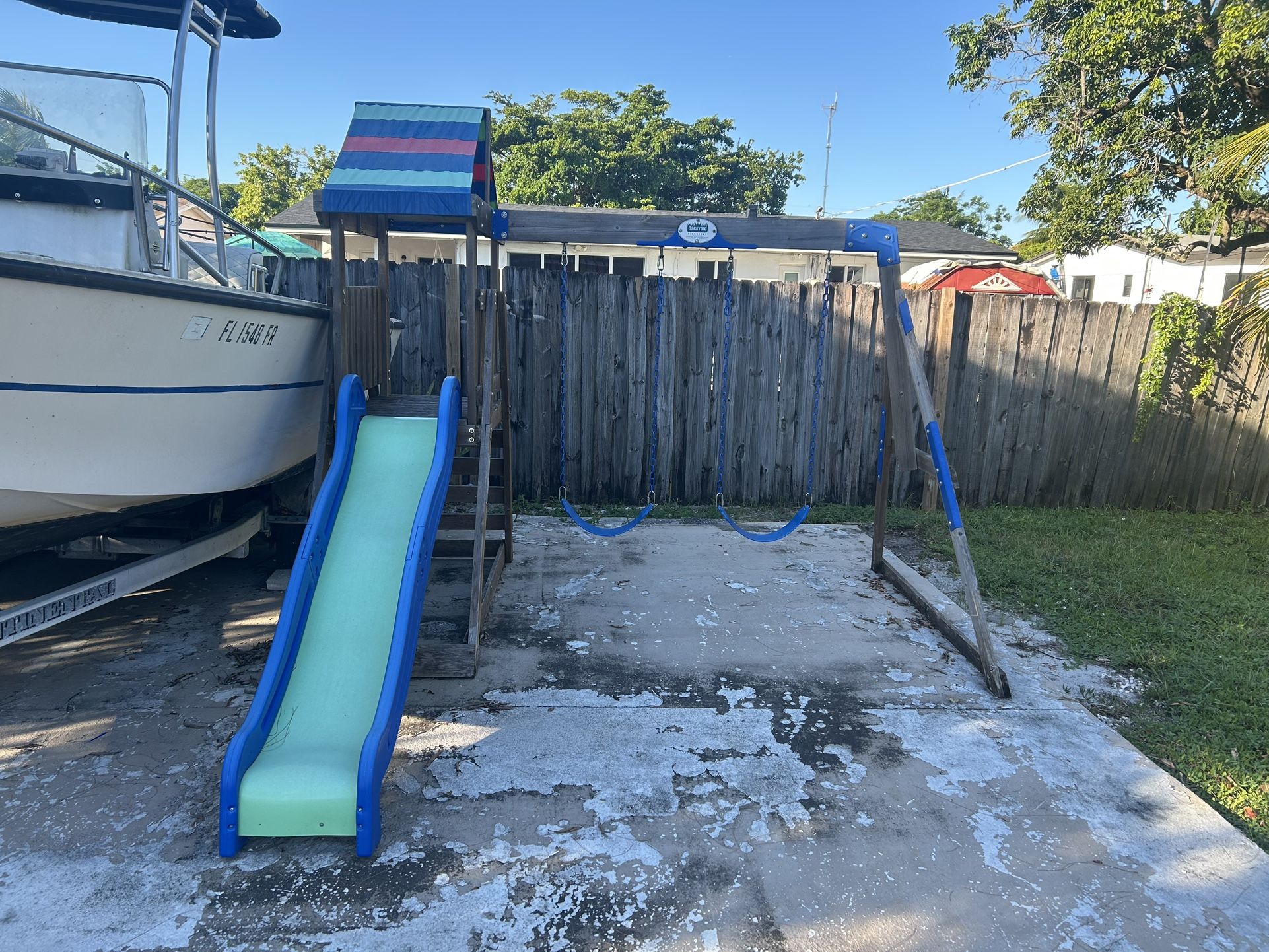 Free Wood Playground Gratis