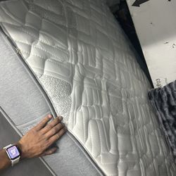 2 QUEEN BED SETS FOR SALE  / 2 JUEGOS DE CAMA QUEEN EN VENTA