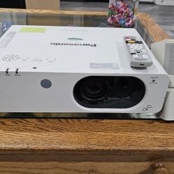 Panasonic fw420 wxga projector with Bose speakers and remote