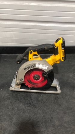 DEWALT 20V MAX cordless circular saw