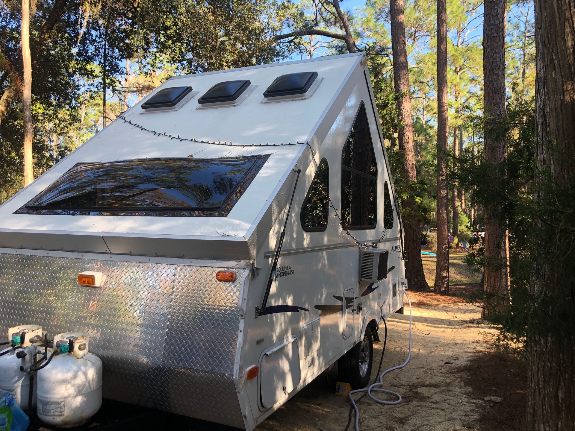 2009 Aliner Ease Camper in great shape w/brand new vinyl floors, lift