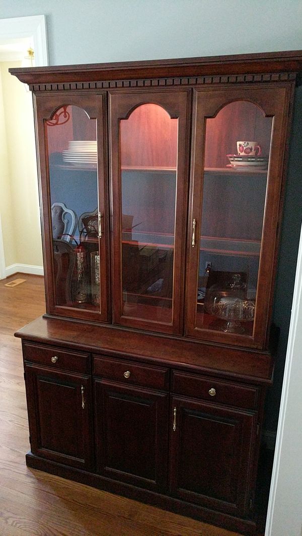 Broyhill Illuminated China Cabinet Carolina Auction House Llc