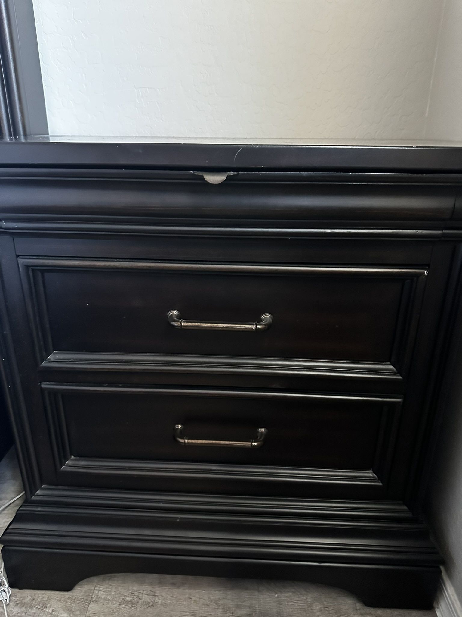 2 Nightstands