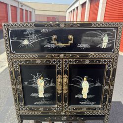 Vintage Chinese side cabinet Beautiful Vintage Black Laquer Japanise Chinoiserie Geisha Girls Cabin 20”x20x23”