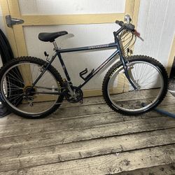 Specialized Hardrock Mountain Bike READ DESCRIPTION 