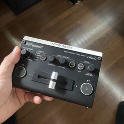 Roland V-02 HD Video Mixer (2in 1out + Preview Out & Audio Input)