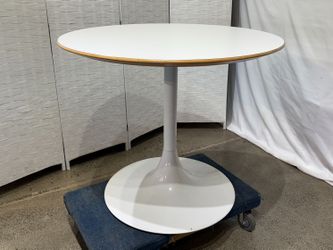 Pokemon International Metal Base Tulip Table – White