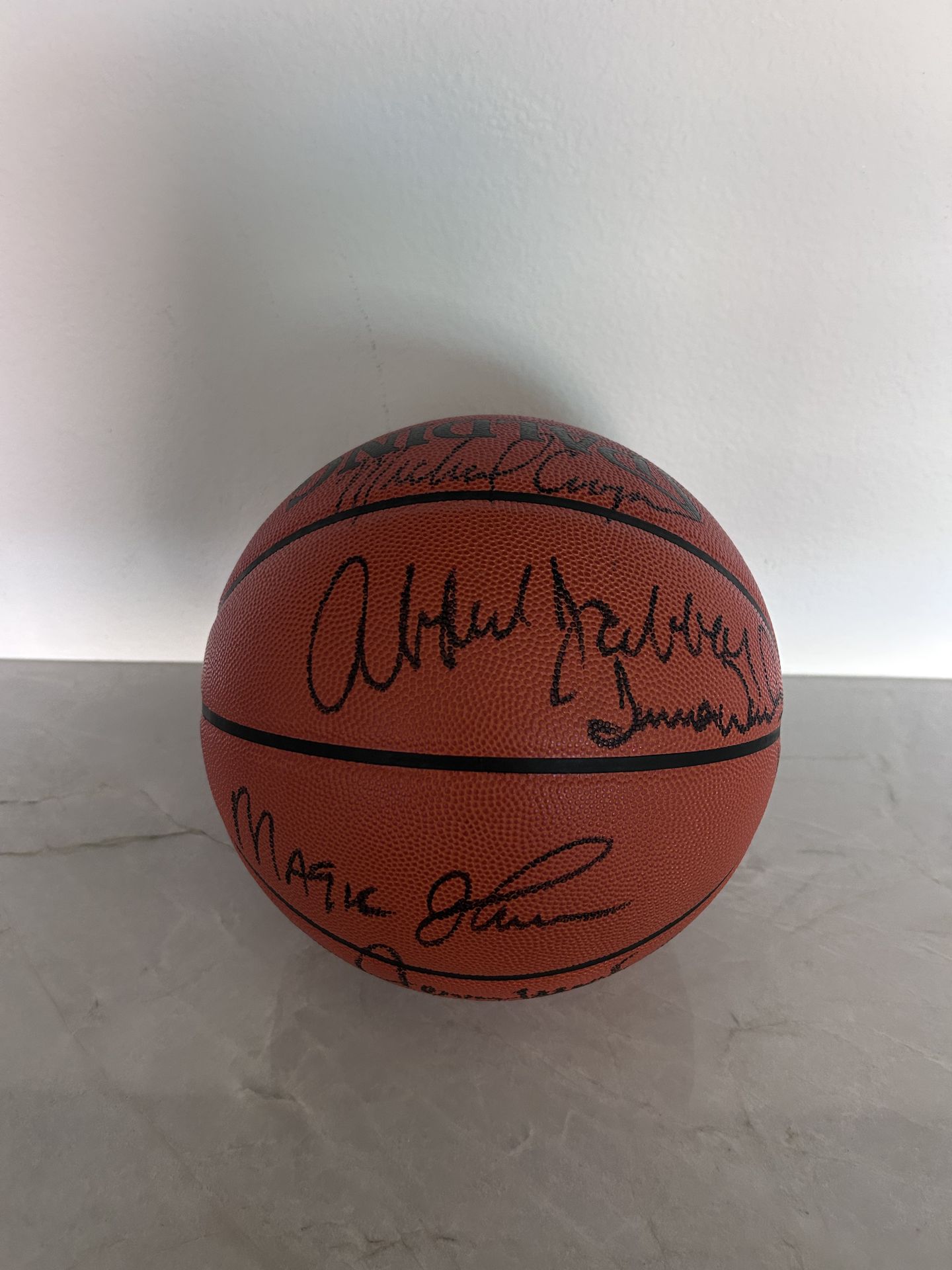 Upper Deck 1987-88 Los Angeles Lakers NBA Champs Team Signed Ball SEND OFFERS!!!