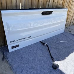 2019-2025 Silverado Tailgate With Backup Camera 