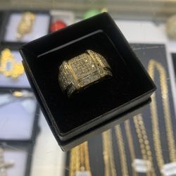 GREAT CONDITION 10K DIAMOND CLUSTER RING 