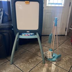 Kids Easel And Cleaning Set
