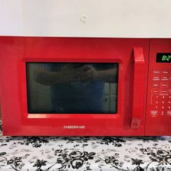 1.1 Cu. Ft. 1000-Watt Compact Microwave Oven - Red