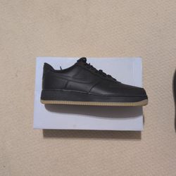 Nike Air Force 1 - Black/Gum 