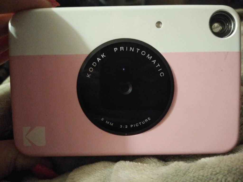 Kodak insta camera ( doesn't come with paper )