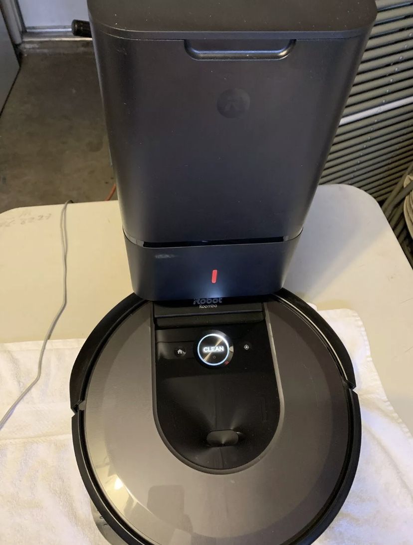 iRobot Roomba i7 + Plus Black Robot Vacuum