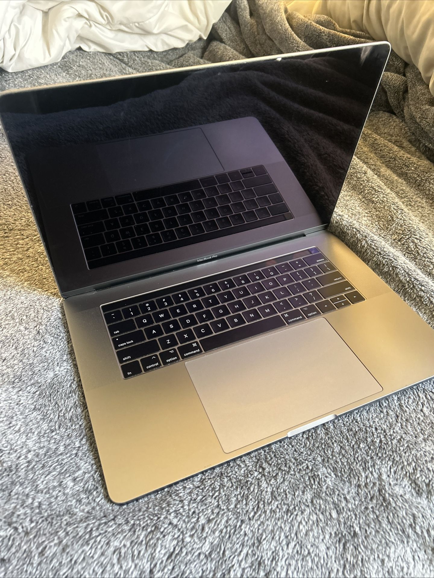 Apple MacBook Pro 15inch Laptop (needs New Battery!)