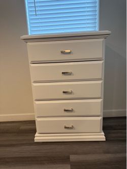 White 5-Drawer Dresser / Chest