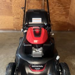 Honda HRN216VKAA Self-Propelled Lawn Mower - Excellent Condition 