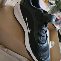 Nike Omni Multi-Court BOY SHOES